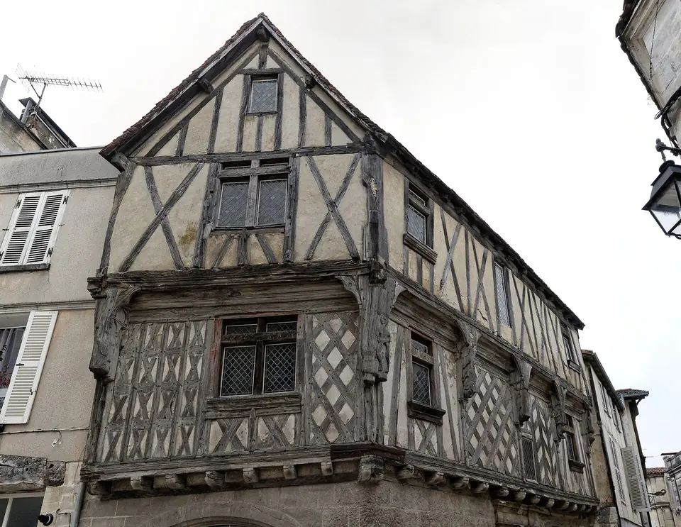 Maison de la Lieutenance à Cognac, façade à pans de bois sculptés en encorbellement et fenêtres à petits carreaux.